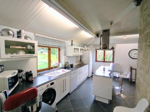 La cuisine est équipée d'un évier et d'un lave-vaisselle. dans l'établissement Maison Eureka Chantilly Gouvieux, à Gouvieux