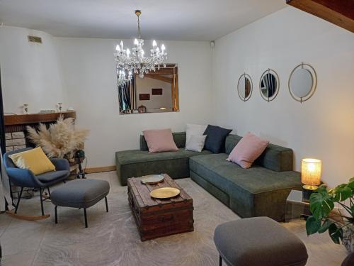 uma sala de estar com um sofá e uma mesa em Maison Eureka Chantilly Gouvieux em Gouvieux