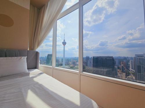 Sky Suites & Residence KLCC Kuala Lumpur في كوالالمبور: غرفة نوم مع نافذة كبيرة مطلة على المدينة