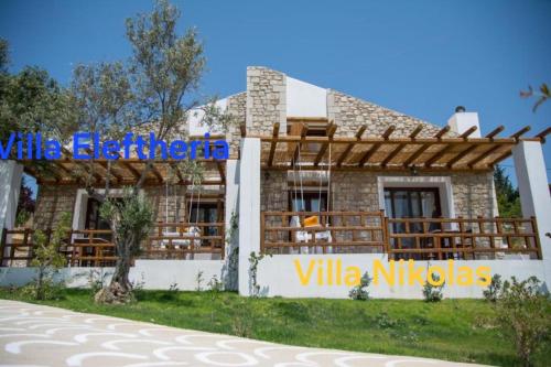a house with a sign in front of it at To Stolidi tis Psinthou in Psinthos