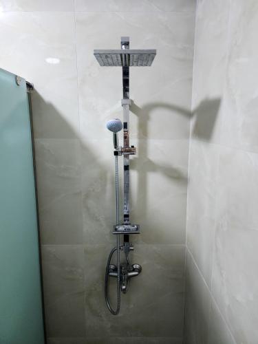 Koupelna v ubytování 2E Apartment Myslym Shyri