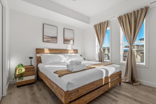 Llit o llits en una habitació de Elkwood Luxurious Townhome with King Bed and Garage Parking