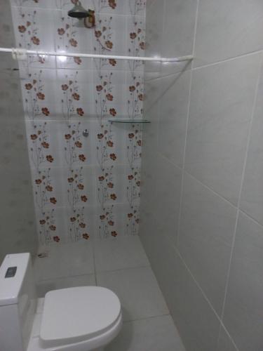 uma casa de banho branca com um WC e um chuveiro em Jeri laguna chalés paraiso em Jijoca de Jericoacoara