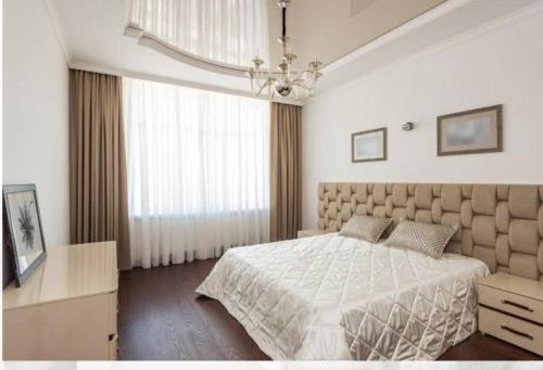 een slaapkamer met een groot bed en een groot raam bij MY ELIT APARTMAN in Çekme