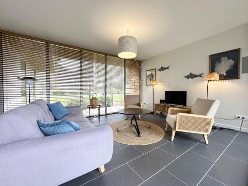 un salon avec un canapé et une table dans l'établissement House for 4 persons 10 minutes from Paimpol., à Plourivo