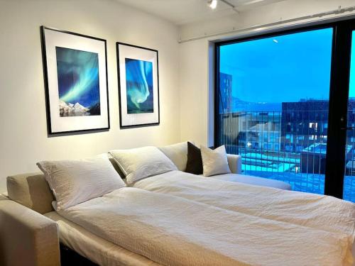 מיטה או מיטות בחדר ב-Tromsø City Center Retreat