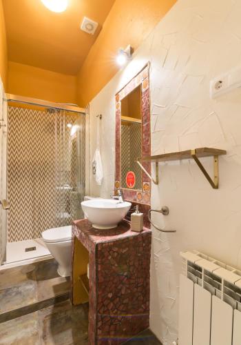 Ένα μπάνιο στο Hostal Artistic B&B