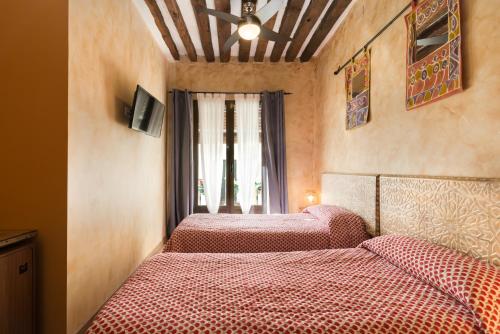 Ένα ή περισσότερα κρεβάτια σε δωμάτιο στο Hostal Artistic B&B