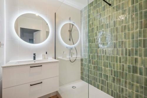 une salle de bain avec une douche, un lavabo et un miroir dans l'établissement Charming 6-Person Pied-à-Terre in Cuire, à Caluire-et-Cuire