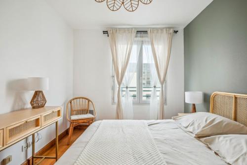 une chambre avec un lit, un bureau et une fenêtre dans l'établissement Charming 6-Person Pied-à-Terre in Cuire, à Caluire-et-Cuire