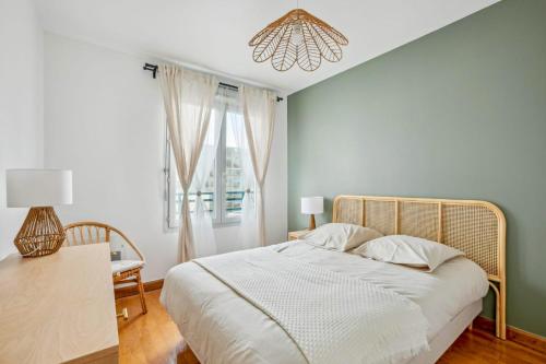 une chambre avec un grand lit et une fenêtre dans l'établissement Charming 6-Person Pied-à-Terre in Cuire, à Caluire-et-Cuire