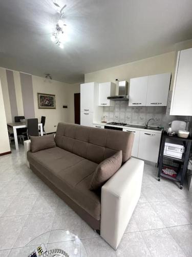 Il comprend un salon avec un canapé et une cuisine. dans l'établissement Airbnb da Concy, à Zelo Buon Persico