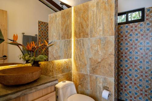 a bathroom with a sink and a toilet in it at Sweet Helen Llanogarden in Rionegro