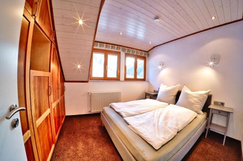 a bedroom with a bed in a room at Charmante Ferienwohnung im Herzen Neuenwegs in Kleines Wiesental