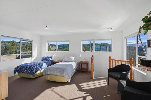 Postel nebo postele na pokoji v ubytování Hilltop Heaven - Kaiteriteri Holiday Home
