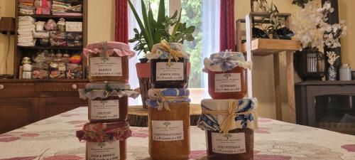 een groep van vier flessen honing op een tafel bij Gites San Austinu in Petreto-Bicchisano