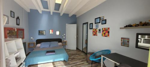 Un dormitorio con una cama y un escritorio. en Gites San Austinu, en Petreto-Bicchisano