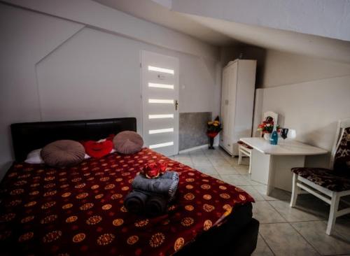 a bedroom with a bed and a desk in it at Hotels-Widok Rynek - Centrum &Parking -fak VAT in Kielce