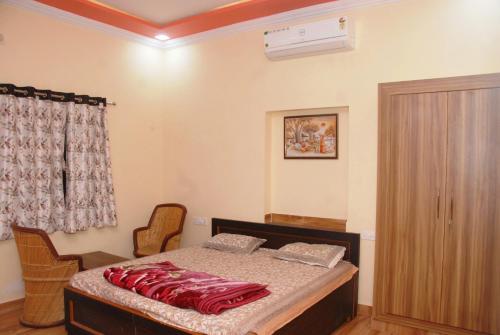 מיטה או מיטות בחדר ב-Yuvraj Nature Resort