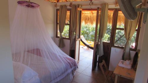 1 dormitorio con 1 cama con mosquitera en Hab #5 La Casa Del Profe Salo, en Santa María Tonameca