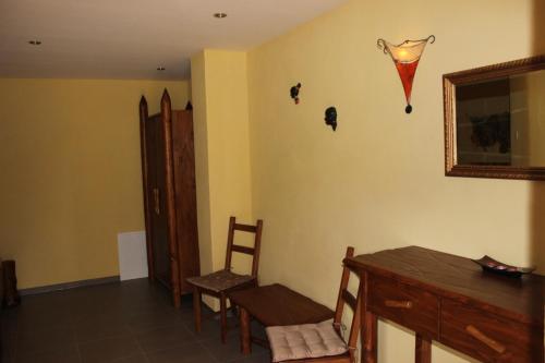 uma sala de jantar com mesa e cadeiras e um papagaio na parede em L&L Skaters Home em Langenlipsdorf