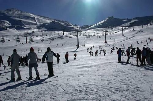 grupa osób jeżdżących na nartach na stoku narciarskim w obiekcie BALCON DE LA PLAZA w mieście Moclín