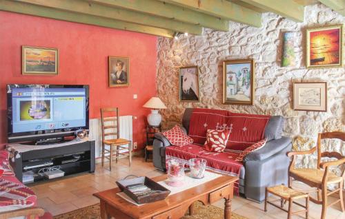 un salon avec un canapé et une télévision dans l'établissement 4 Bedroom Awesome Home In Saint-Andiol, à Saint-Andiol