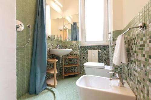 Un baño con lavabo, inodoro y bañera. en [Buenos Aires Residence] - Stazione Centrale, en Milán