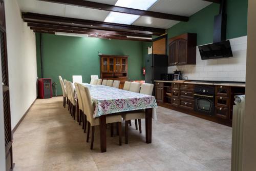 a dining room with a table and a kitchen at Doña Elvira y Doña Sol in Vivar del Cid