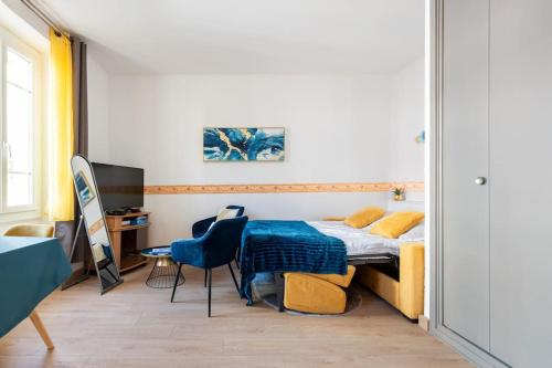 een slaapkamer met een bed en een bureau met een computer bij L'apparté Marinoni Classé-Climatisé-WIFI-Mer in Beaulieu-sur-Mer