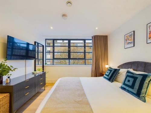 1 dormitorio con 1 cama grande y TV en Be London - The Marylebone Residences, en Londres