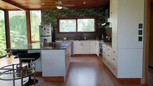 Kuchyňa alebo kuchynka v ubytovaní Corcovado Private Villas - Corcovado Private Reserve