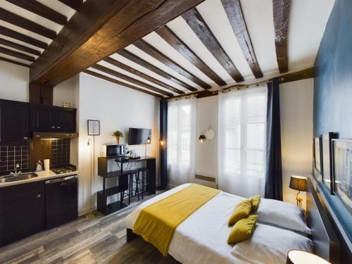 sypialnia z dużym łóżkiem i kuchnią w obiekcie Studio Deschainets Troyes Gare et Centre Historique w Troyes
