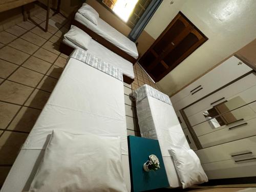 - 2 lits superposés dans une chambre à côté d'une porte dans l'établissement Sítio Encanto do Delta, à Tutóia