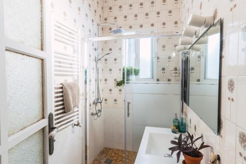 エスパルティナスにあるCasa El Jardínの洗面台と鏡のあるバスルーム