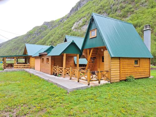 Cabaña de madera con techo verde en Apartman Kurjak en Šavnik