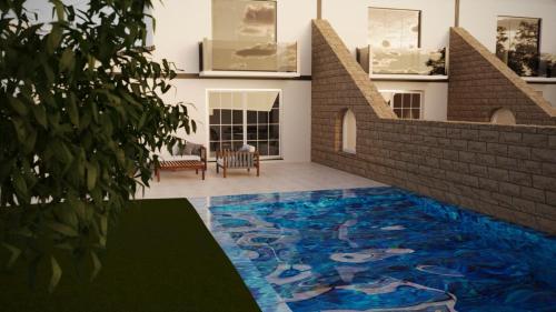 um quarto com uma piscina com um piso azul em Casa Meis em Kas