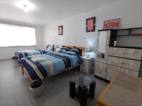 Amplias y Centricas Habitaciones Huaraz WIFI, AGUA CALIENTE في هواراس: غرفة نوم مع سرير وخزانة