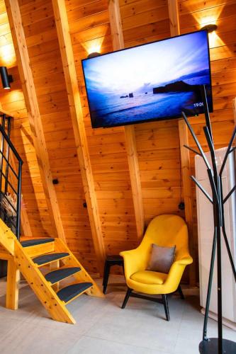 TV a/nebo společenská místnost v ubytování KOVU chalet