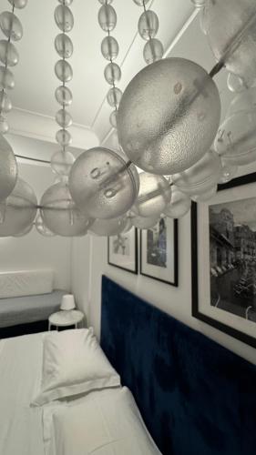 een kamer met meerdere lampen aan het plafond bij CAPRI DESIGN ROOM in Capri