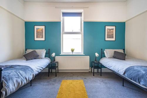 Un pat sau paturi într-o cameră la Newcastle-gateshead Stylish, Spacious House