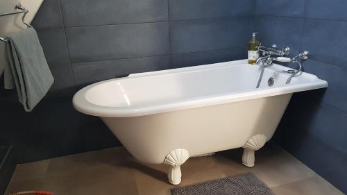 Photo de la galerie de l'établissement Sur le port, maison spacieuse paisible avec jardin, à Dinan