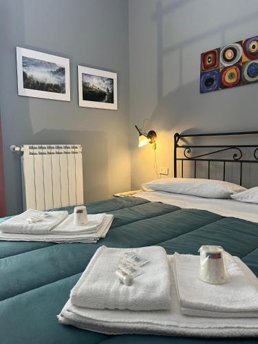 two beds with towels on them in a bedroom at Coccinella B&B a Tufo in Tufo