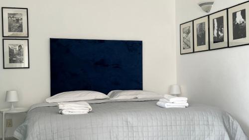 Een bed of bedden in een kamer bij CAPRI DESIGN ROOM