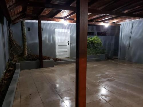 un patio vide avec une porte dans un bâtiment dans l'établissement Encanto Caribeño en Levittown Lakes Puerto Rico, à Levittown