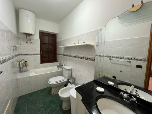 La salle de bains est pourvue d'un lavabo, de toilettes et d'une baignoire. dans l'établissement Appartamento Vico Matrice, à Gioiosa Marea