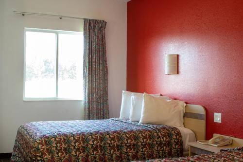 Un pat sau paturi într-o cameră la Morgantown Inn & Suites