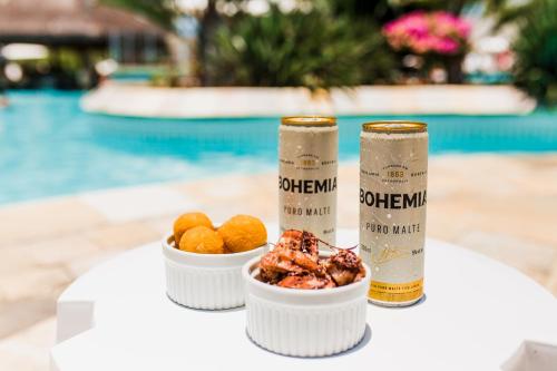 due prodotti su un tavolo accanto a una ciotola di cibo di Sauipe Resorts Ala Mar - All Inclusive a Costa do Sauipe