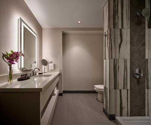 bagno con lavandino, servizi igienici e specchio di Great Canadian Casino Resort Toronto a Toronto