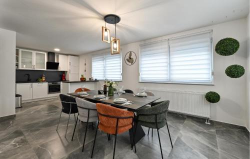 2 Bedroom Beautiful Home In Lepoglavaにあるキッチンまたは簡易キッチン